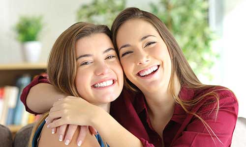 zwei junge Frauen lächeln