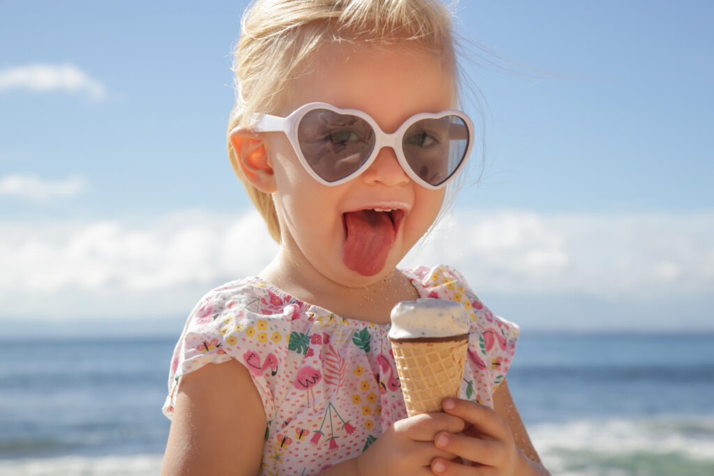 Mädchen schleckt Eis, Zahngesundheit in den Sommerferien