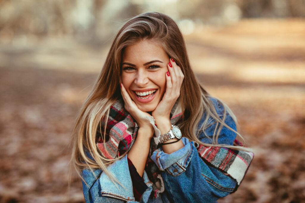 Junge Frau im Herbst, Erkältungszeit, Zahngesundheit im Herbst