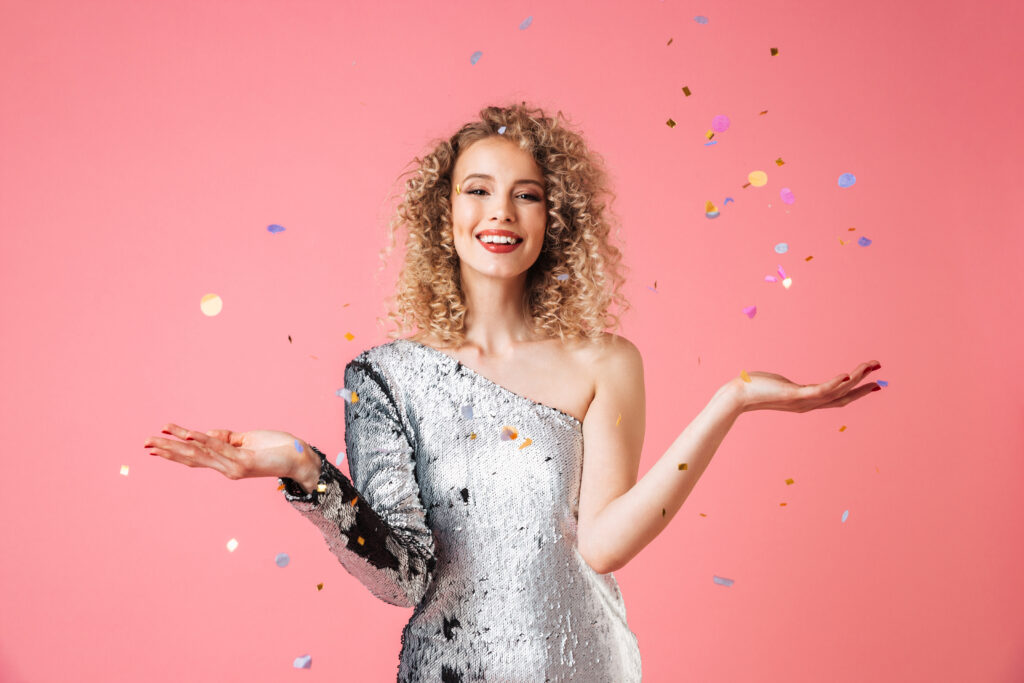 Frau festlich gekleidet, strahlende Zähne