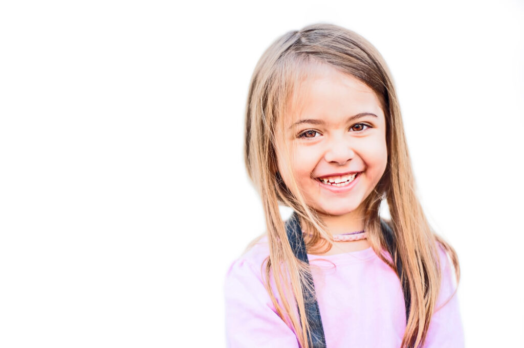 Mädchen lächelt, Thema Kinderzähne und MIH